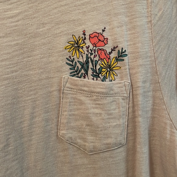Old Navy Flower pocket t - Picture 2 of 3